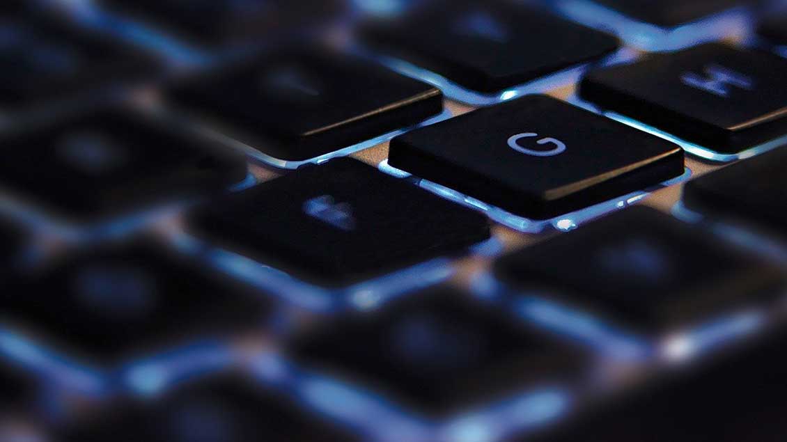 Schwarze Tastatur mit blauer Hintergrundbeleuchtung.