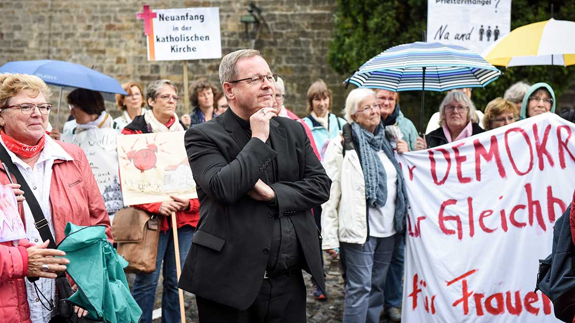 Georg Bätzing inmitten einer Frauen-Demonstration