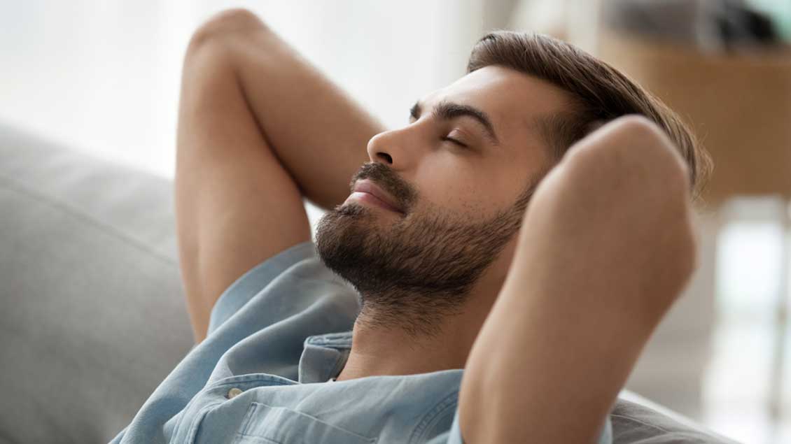 Entspannter Mann Foto: fizkes (Shutterstock)