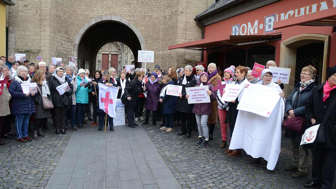 Frauen demonstrieren vor Xantener Dom