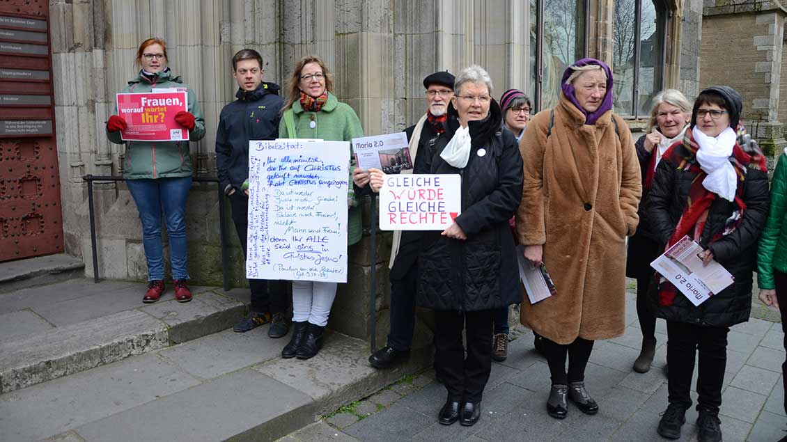 Hildegard Garske demonstriert mit dem Plakat „Gleiche Würde gleiche Rechte“ und rund 100 weiteren Frauen für meh Rechte in der katholischen Kirche.