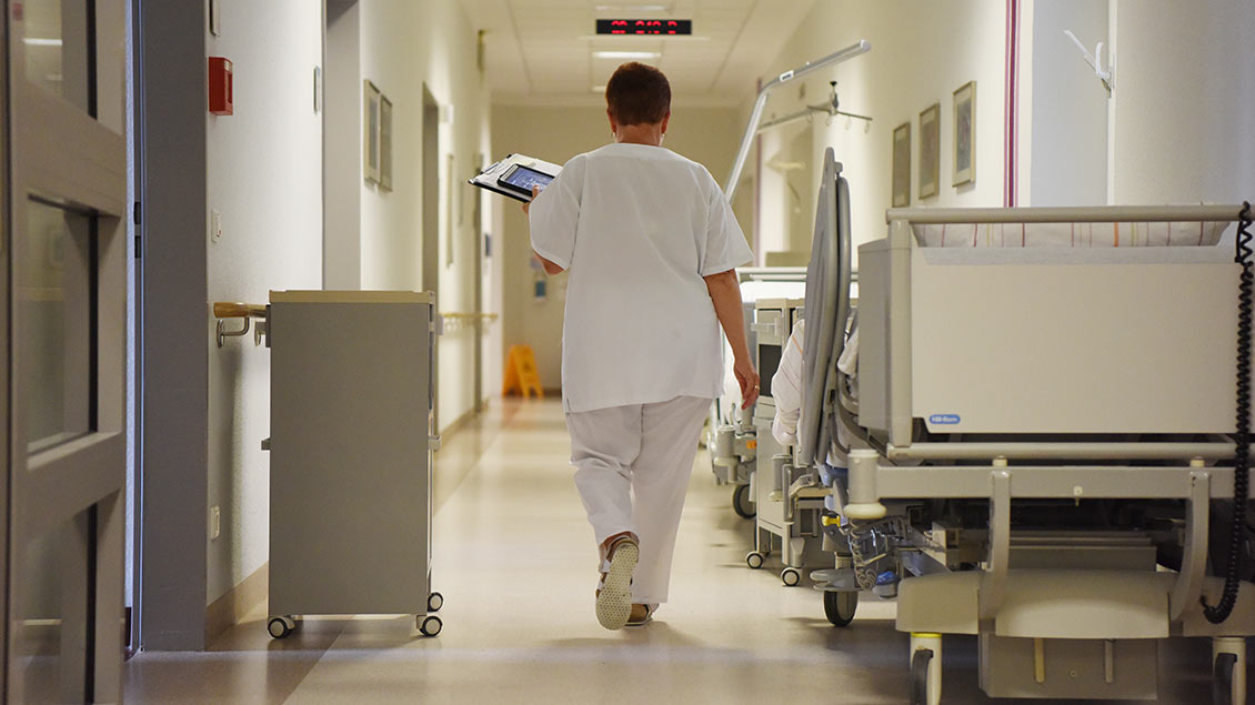 Eine Krankenschwester geht über einen leeren Flur. Symbolbild: Michael Bönte