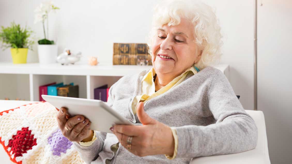 Ältere Dame mit Tablet Symbol-Foto: Kaspars Grinvalds (Shutterstock)