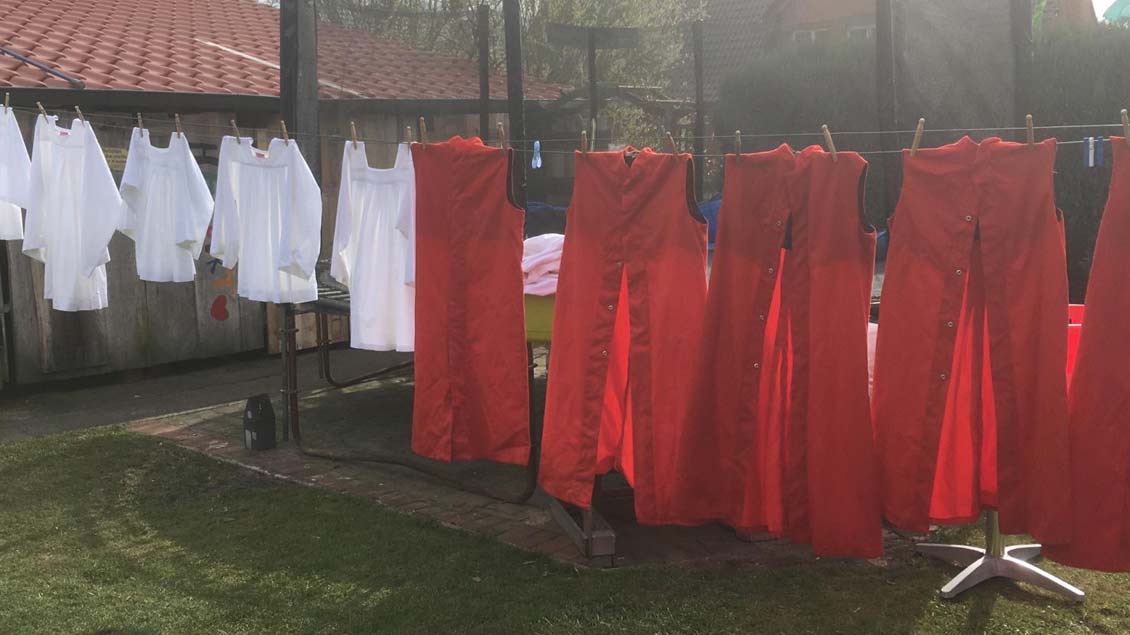 Messdiener-Wäsche im Püsselbürener Garten der Familie Menger soweit das Auge reicht.