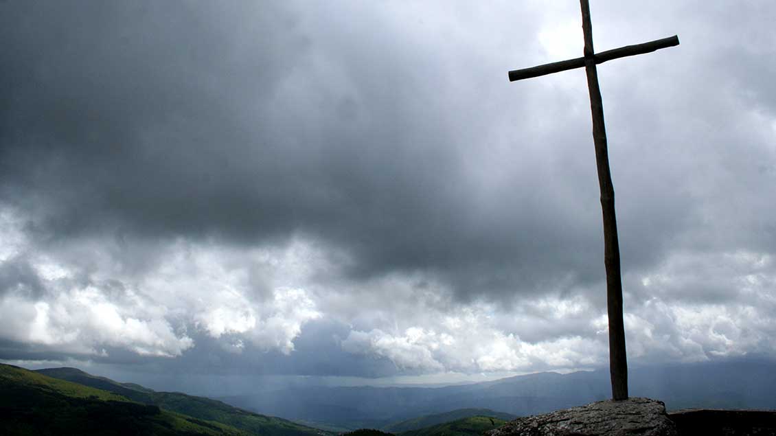 Kreuz vor dunklen Wolken Foto: Markus Nolte