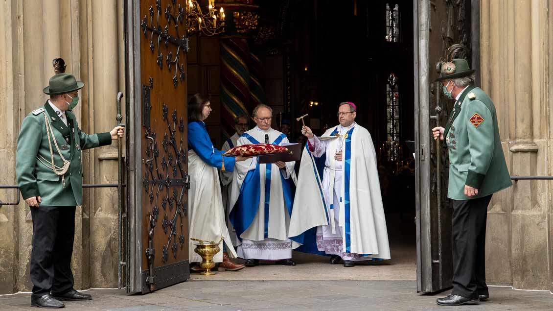 Mit Maske und Abstand: In diesem Jahr wurde die Pforte zum ersten Mal von innen nach außen geöffnet: „Aus der Basilika hinaus in die Welt“. 