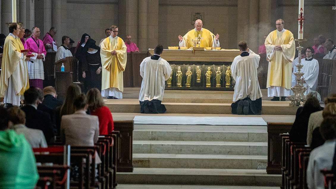 Nach der Weihe versah Lars Schlarmann erstmals seinen Dienst als Diakon (am Altar rechts).