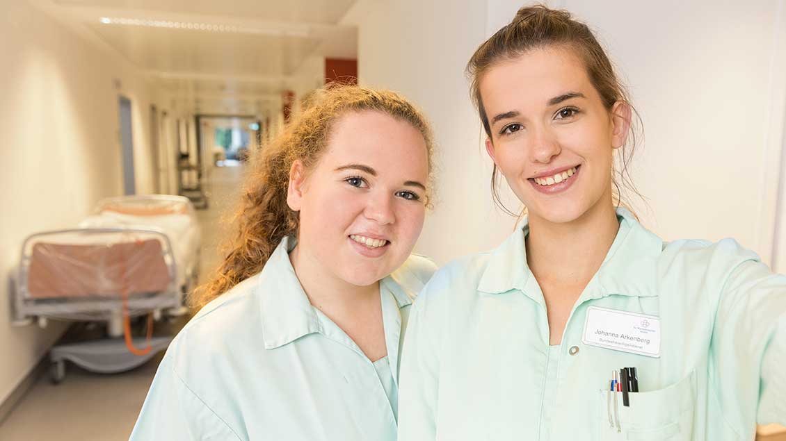 Junge Frauen im Freiwilligendienst im Krankenhaus