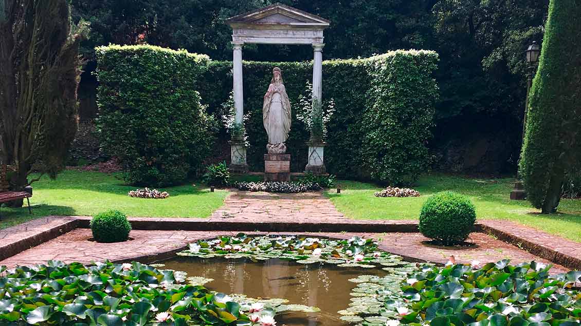 Marienfigur in den päpstlichen Gärten der Sommer-Residenz von Castel Gandolfo. | Foto: Kerstin Thiel-Lunghini