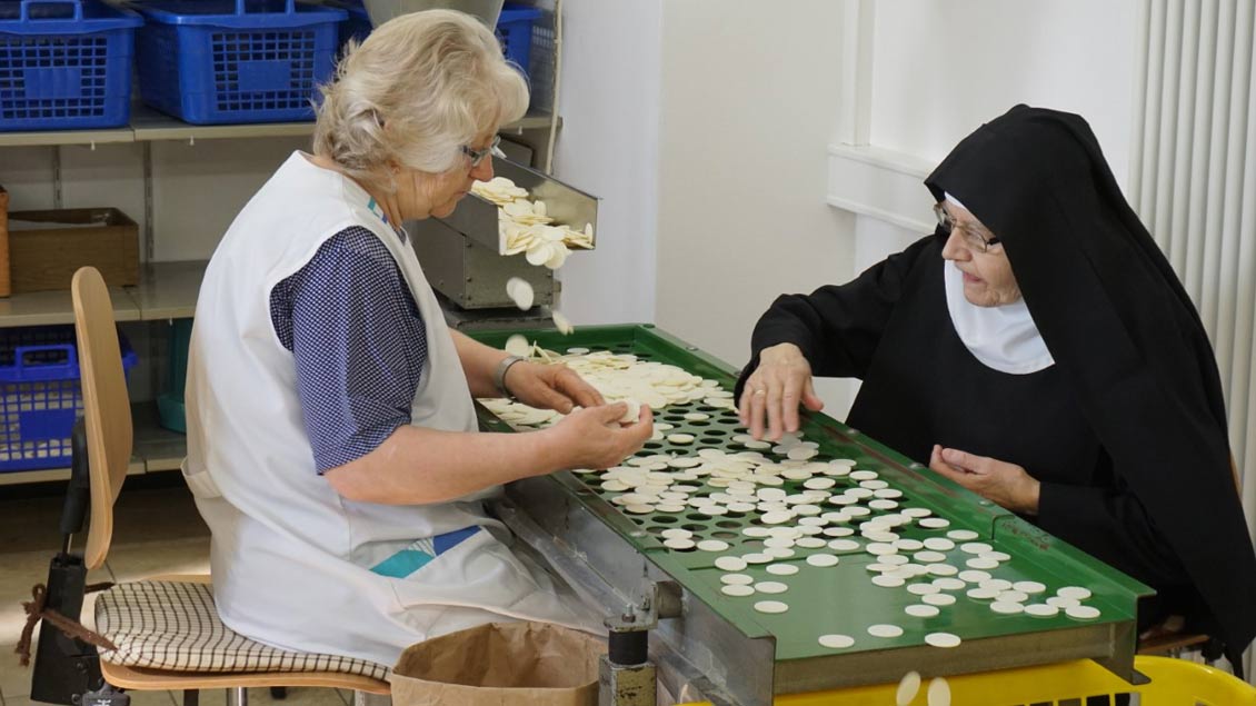 Schwester Diethild, die viele Jahre lang die Bäckerei geleitet hat, hilft  jetzt noch ein wenig mit.