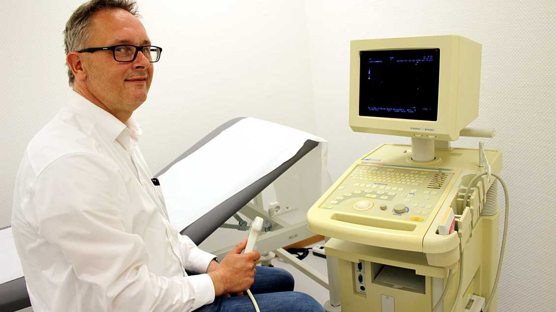 Markus Dechêne mit einem Ultraschallgerät Foto: Johannes Bernard