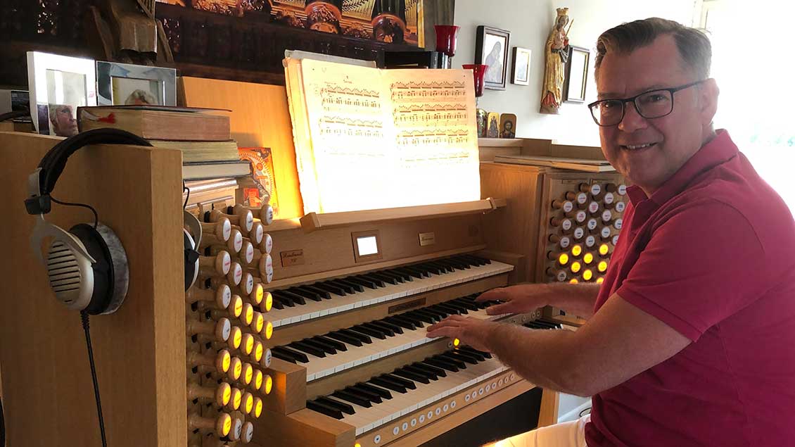 Markus Nolte spielt Orgel