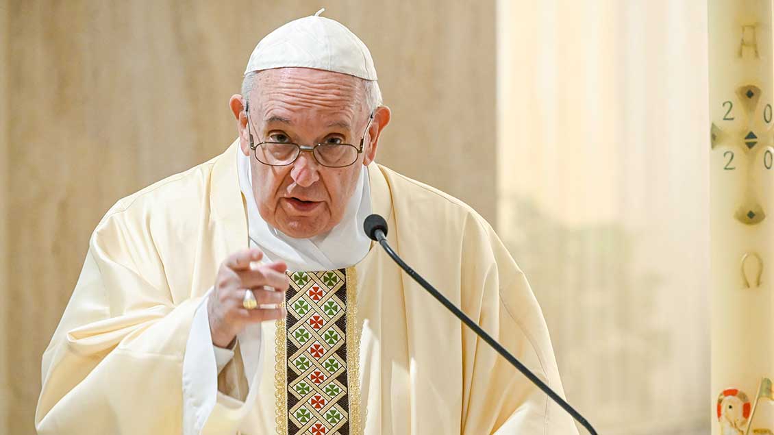 Papst Franziskus am Ambo. Archiv-Foto: Vatican Media (KNA)