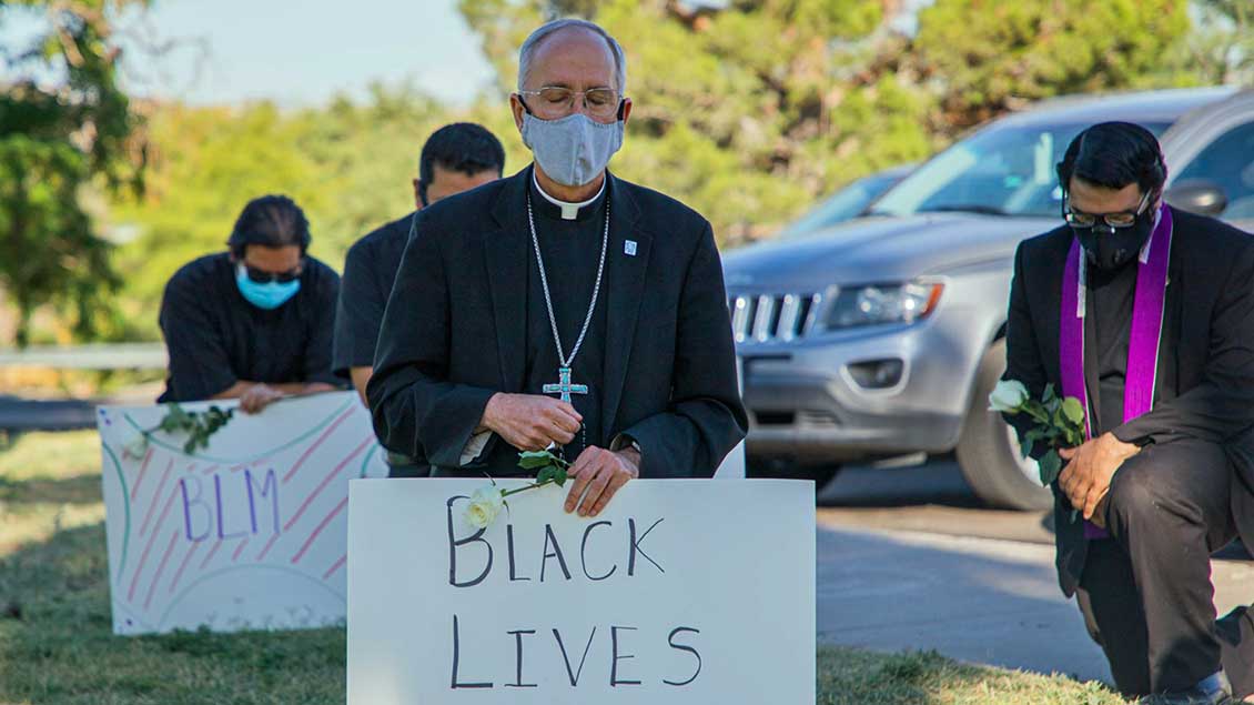 Mark Seitz, US-Bischof von El Paso, schließt sich mit weiteren Priestern dem Protest an: "Black lives matter - Schwarze Leben zählen". | Foto: Bistum El Paso