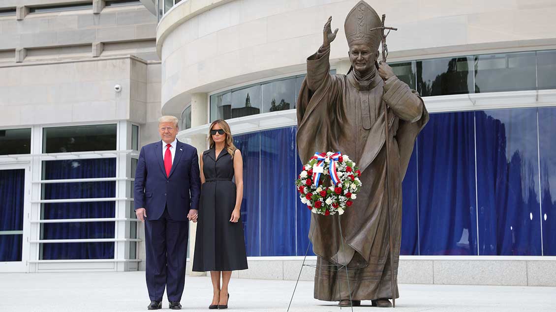 US-Präsident Donald Trump mit seiner Frau Melania vor einer Statue von Papst Johannes Paul II. Foto: Tom Brenner (Reuters)
