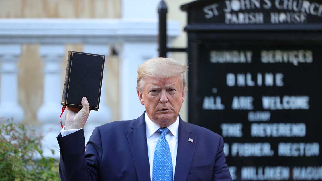 Donald Trump mit einer Bibel in der Hand vor der St.-John-Kirche in Washington Foto: Tom Brenner (Reuters)