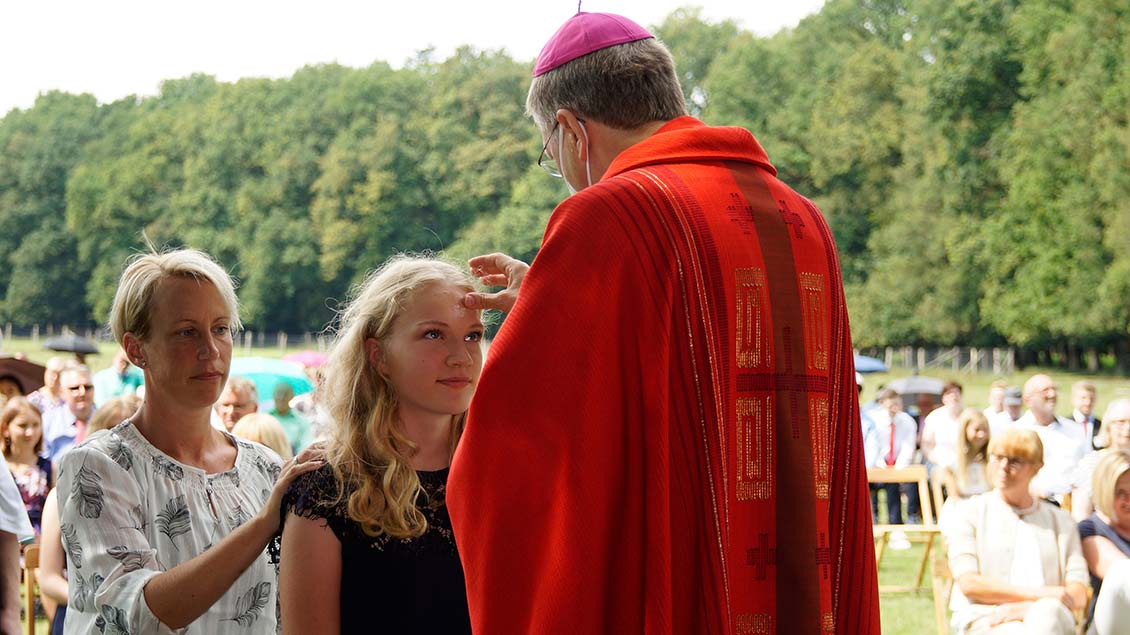 Eine junge Frau mit ihrer Patin beim Firmsegen von Weihbischof Zekorn