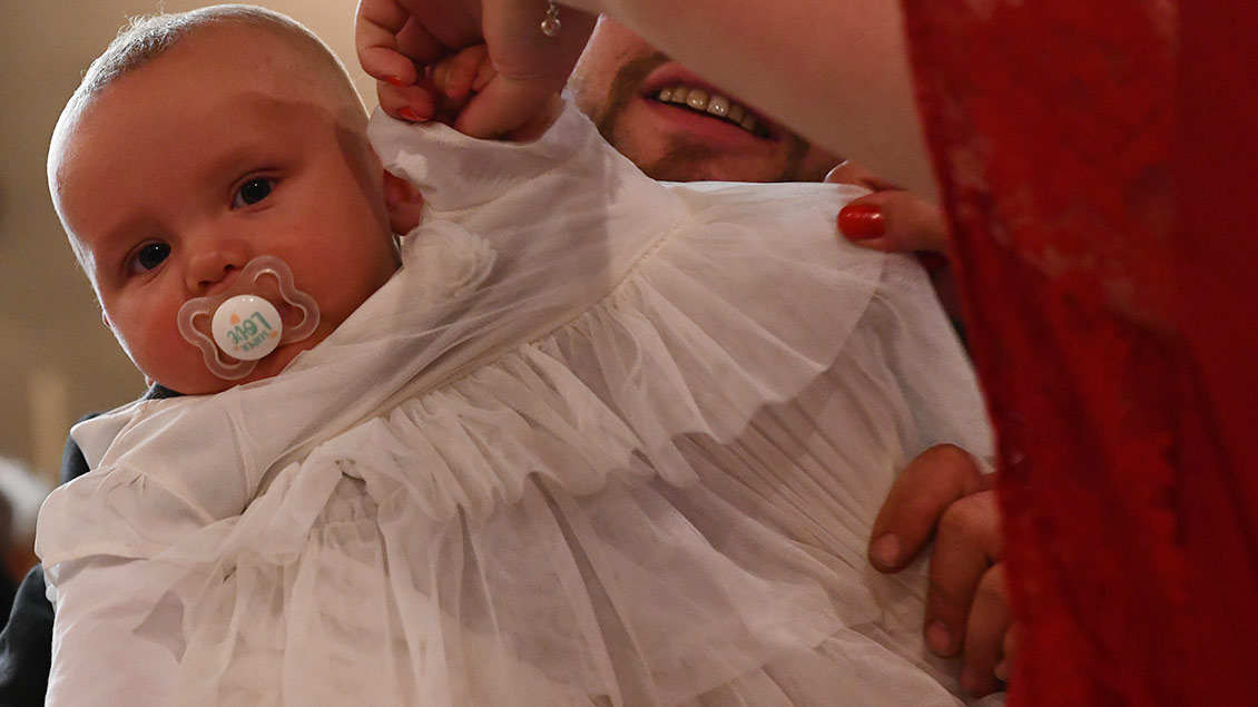 Das Anlegen des Taufkleides gehört auch zu den ausdeutenden Riten der Taufe. | Foto: Michael Bönte