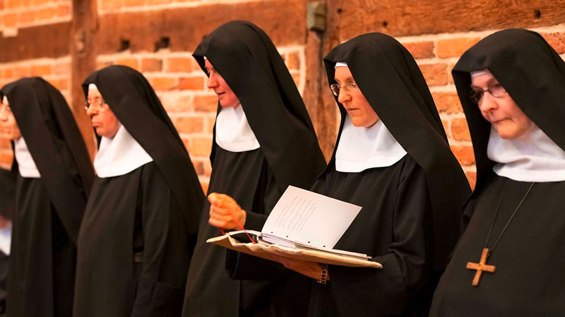 Schwester Franziska mit ihren Schwestern beim Gebet