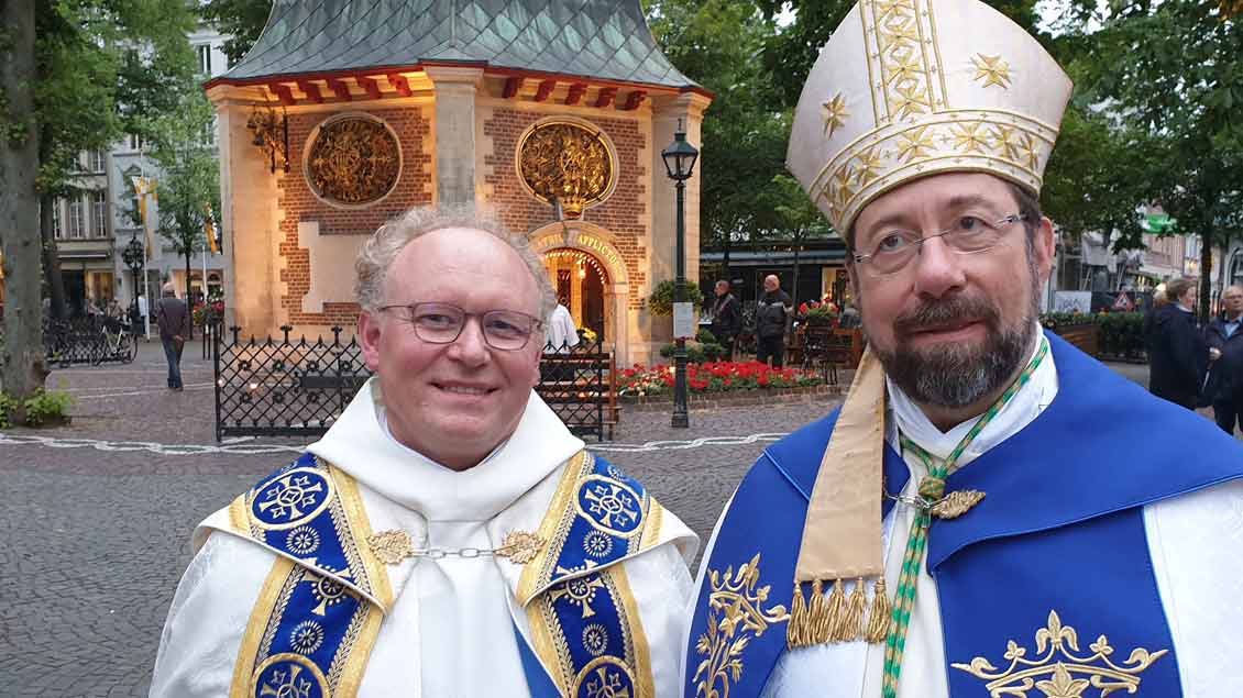 Der harte Kern feierte eine emotionale Vigil mit Wallfahrtsrektor Gregor Kauling (links) un dem Bischof von Lüttich, Jean Pierre Delville.