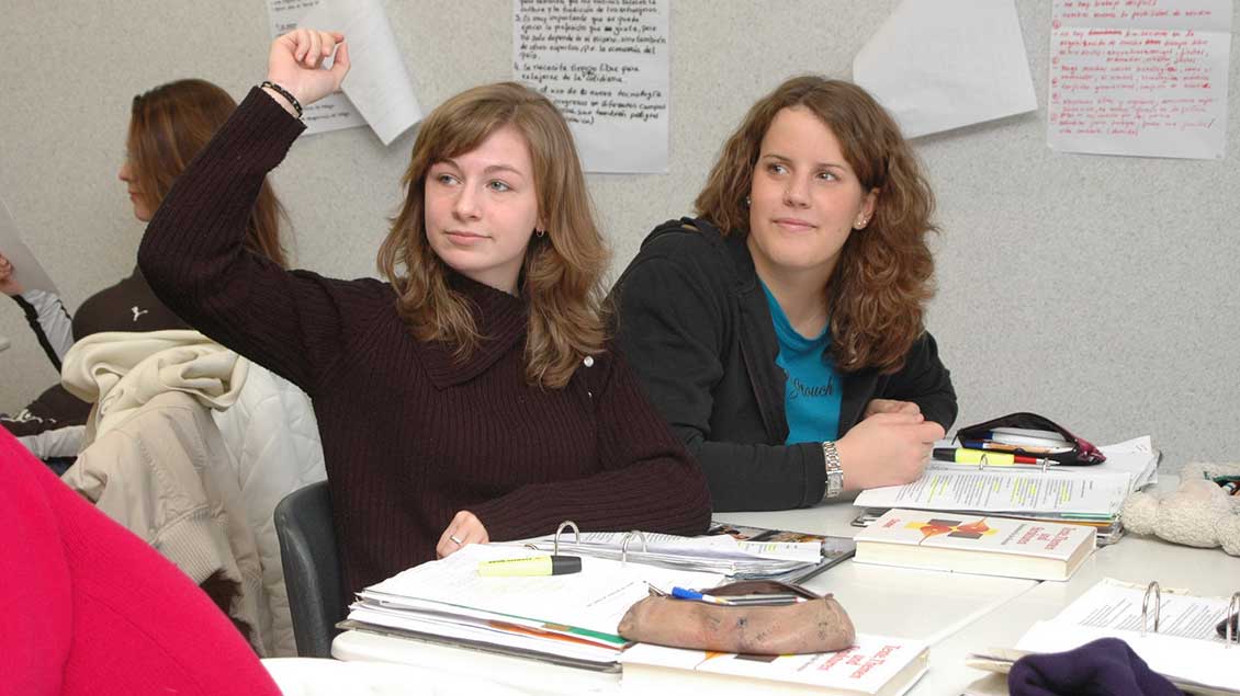 Schülerinnen in einer Schulklasse. Symbol-Foto: Norbert Ortmanns