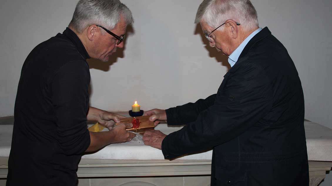 Pfarrer Mike Netzler (links) und Pfarrer em. Ewald Spieker entnahmen die Urne aus einem Seitenaltar der Kirche St. Clemens. | Foto: Johannes Bernard