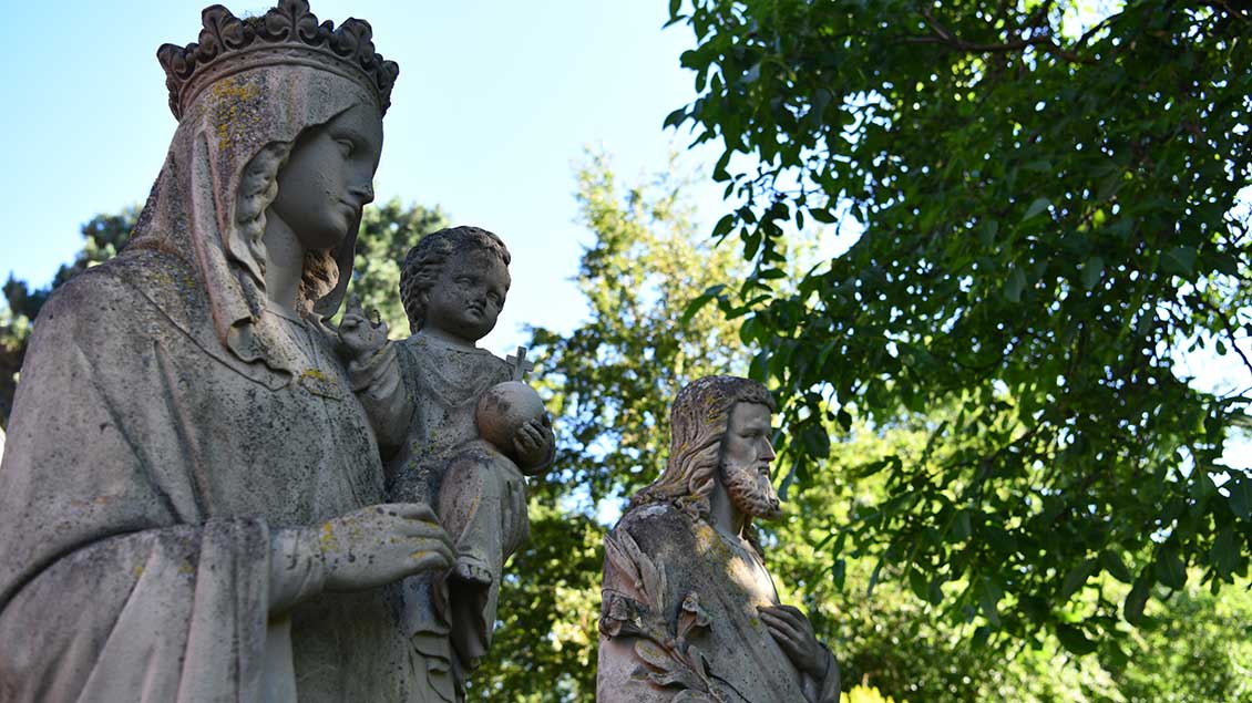 Die heilige Familie – Figuren vor der ehemaligen Vikarie in Rinkerode. | Foto: Michael Bönte
