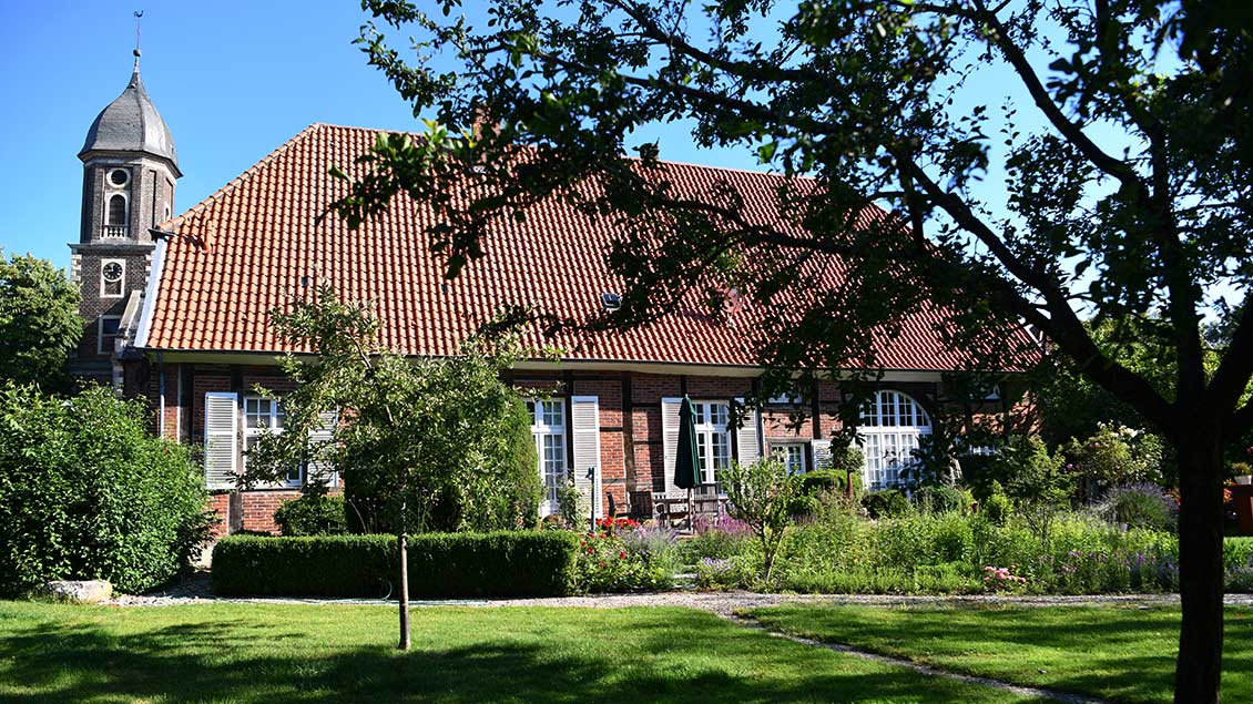 Laut Pfarrer Jörg Schlummer der „schönste Blick von Rinkerode“: Aus seinem Garten über das Pfarrhaus hinweg Richtung St.-Pankratius-Kirche. | Foto: Michael Bönte