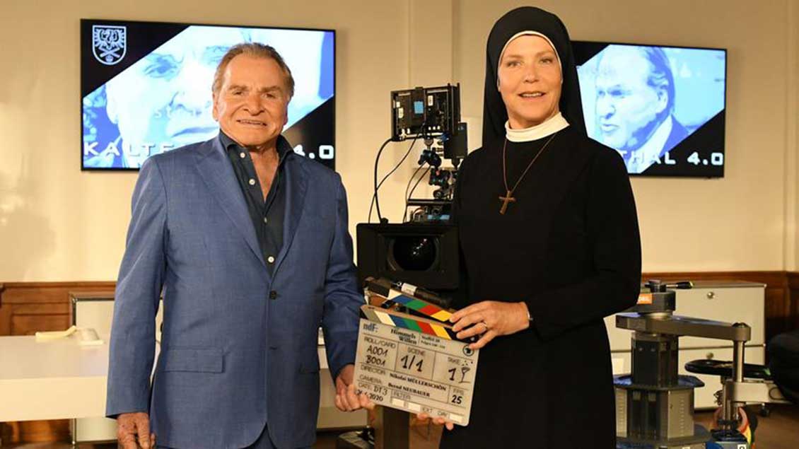 Fritz Wepper (links) und Janina Hartwig am Set von "Um Himmels Willen".