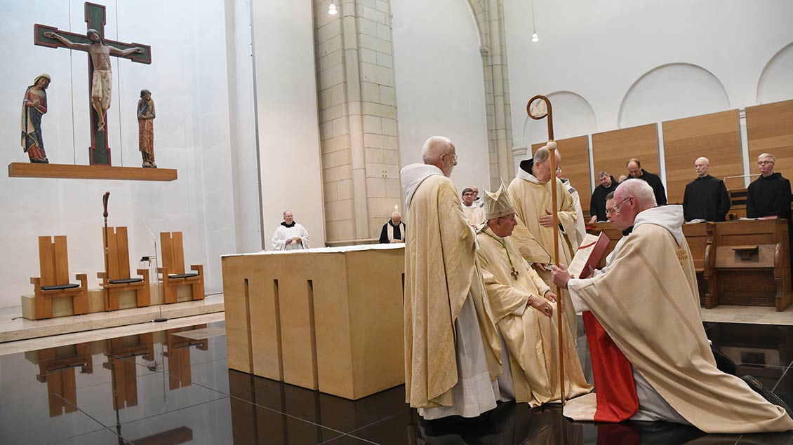 Bischof Felix Genn (sitzend) überreicht dem neuen Abt Andreas den Absstab in der Klosterkirche von Gerleve. Foto: Michael Bönte