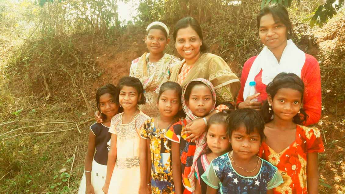 Die indische Sozialarbeiterin und Christin Mona Lisa Nayak (zweite von links) wird für den neuen Verein „Mana Foundation“ das geplante Schutzhaus leiten.