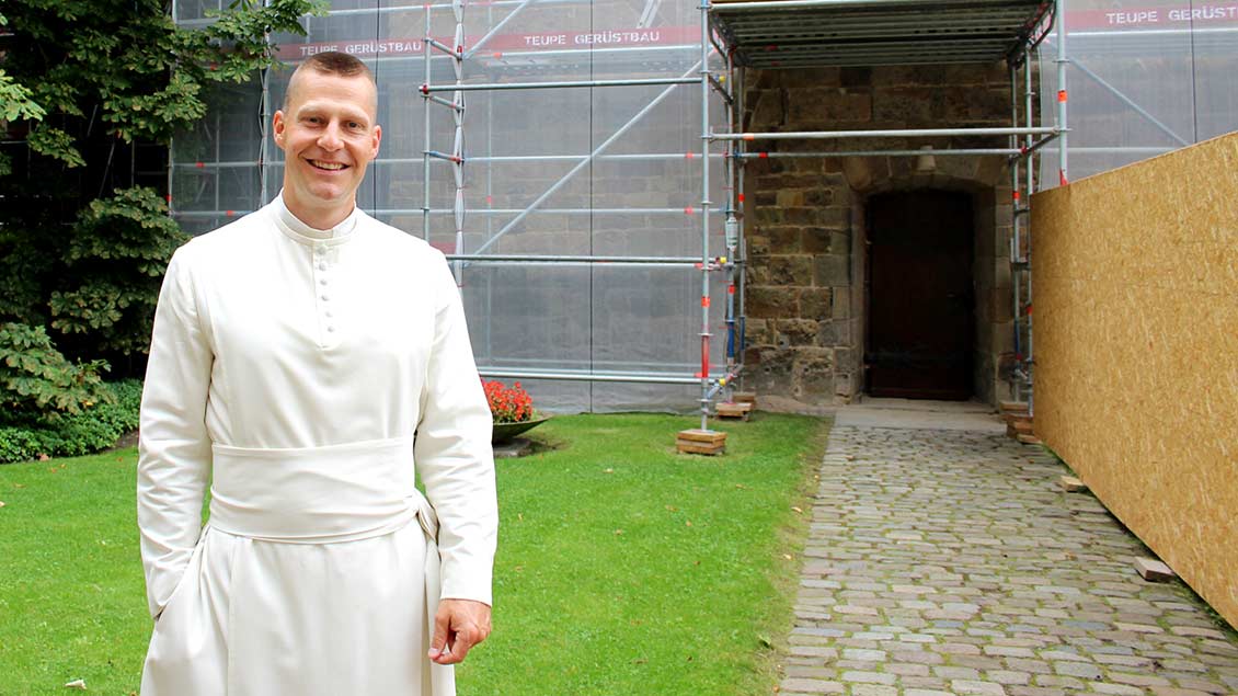 Prämonstratenser-Pater Gregor M. Pahl vor der eingerüsteten Kirche. | Foto: Johannes Bernard