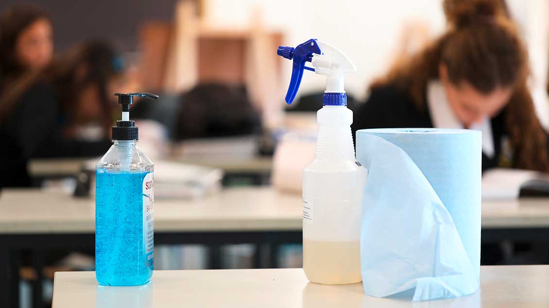 Schülerinnen vor Desinfektionsflasche Symbolfoto: pixabay