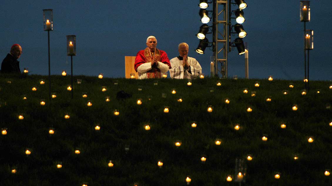 Der damalige Papst Benedikt XVI. bei der Vigil 2005. | Foto: Michael Bönte