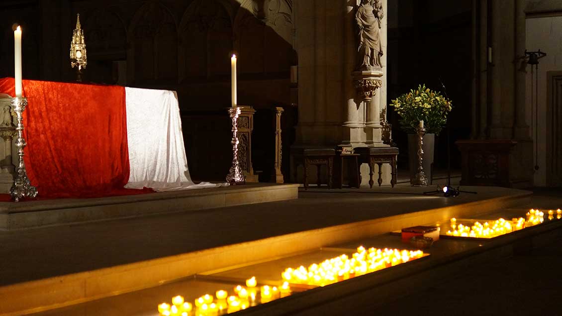 Die Kerzen brennen vor der Monstranz auf dem Altar. | Foto: Nightfever Münster