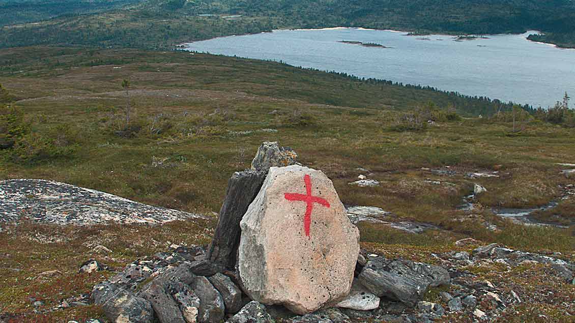 Das Olavskreuz auf Findlingen zeigt dem Pilger den Weg zum Nidarosdom in Trondheim. | Foto: Michael Schildmann