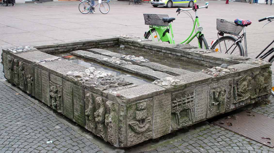 Der 60 Jahre alte und verwitterte Tisa-Brunnen in Dorstens Innenstadt ist Anfang 2020 abgetragen worden. | Foto: Wikipedia Foto: Wikipedia