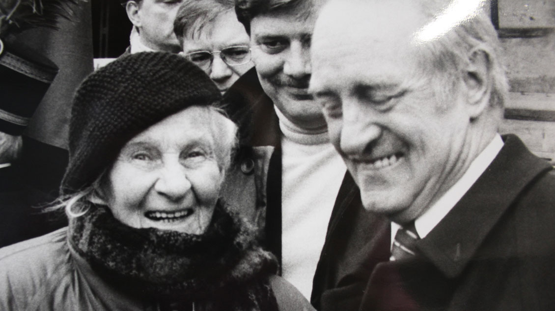 Tisa von der Schulenburg bei einer Begegnung mit dem NRW-Ministerpräsidenten Johannes Rau. Das Archivbild entstand in den 1990er Jahren. | K+L-Archiv