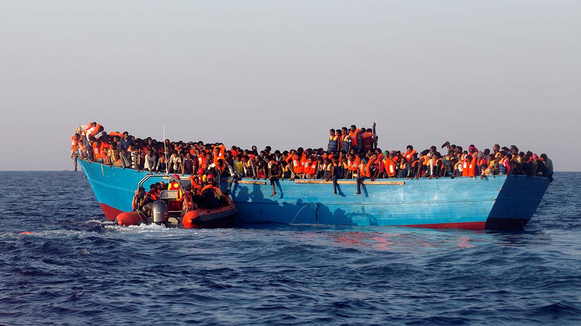 Ein mit Flüchtlingen überfülltes Boot treibt auf dem Mittelmeer.