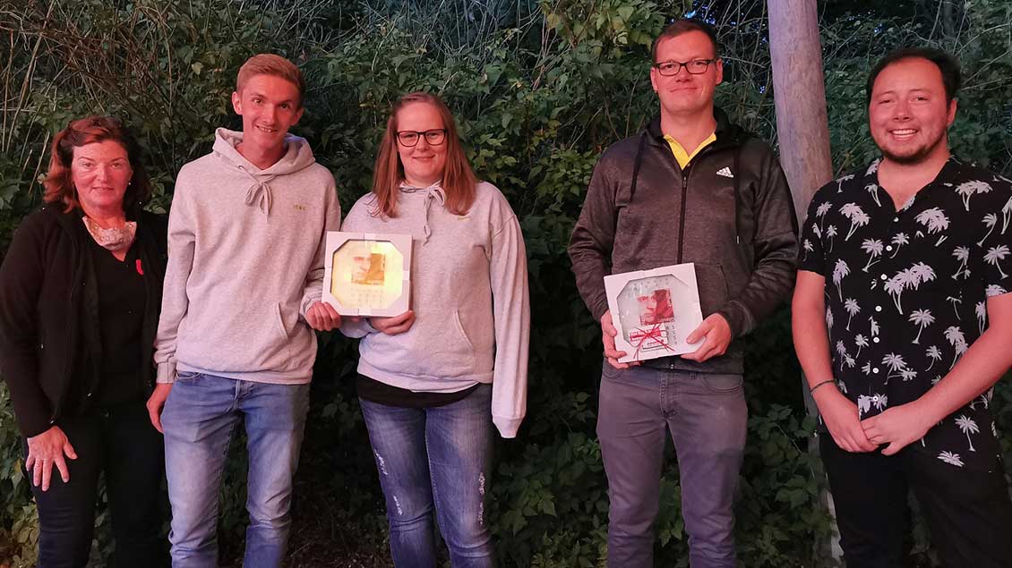Die KjG Menzelen (vertretend durch Max Reimers (2.v.l.) und Jana Polm (Mitte)) sowie Henrik Bock aus der KjG Wildeshausen (2.v.r.) haben den Thomas-Morus-Preis von Ute Brickwedde (l.) und Maurice Richter (r.) entgegengenommen. | Foto: pd