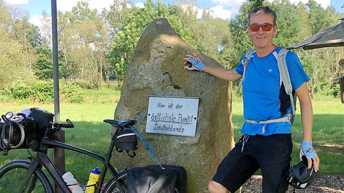 Der große Stein am Wegesrand hält fest: „Hier ist der östlichste Punkt Deutschlands“. | Foto: privat