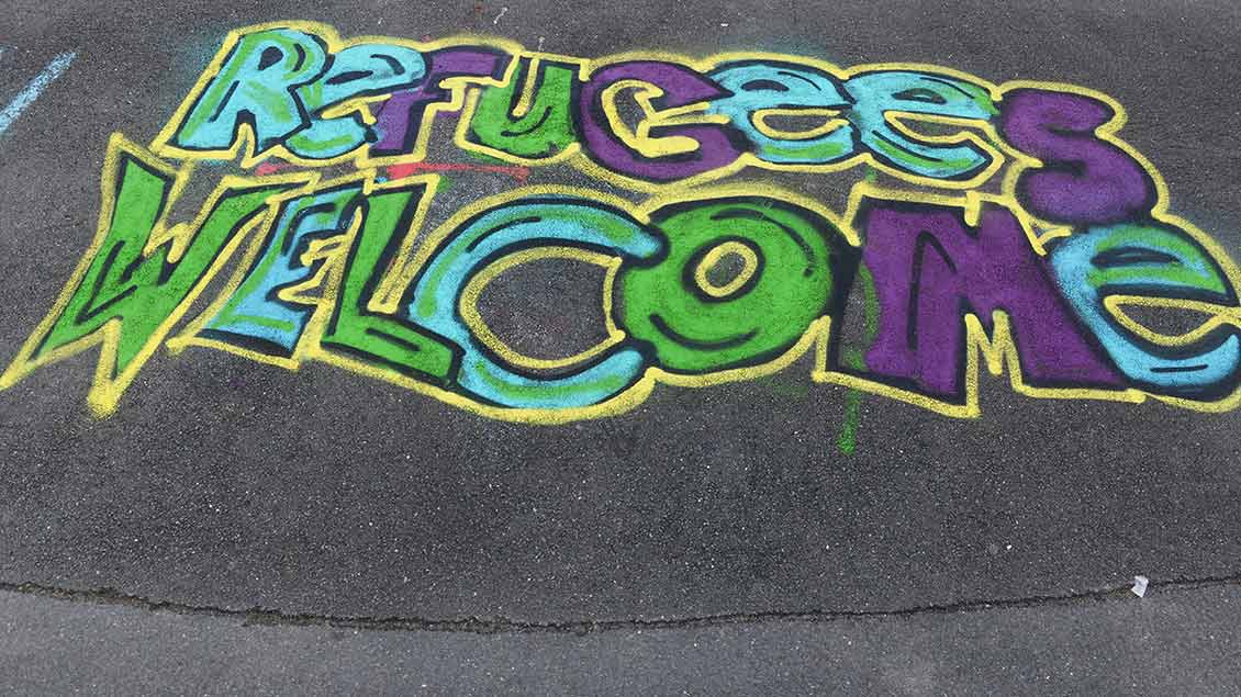 Straßenmalerei: Refugees welcome