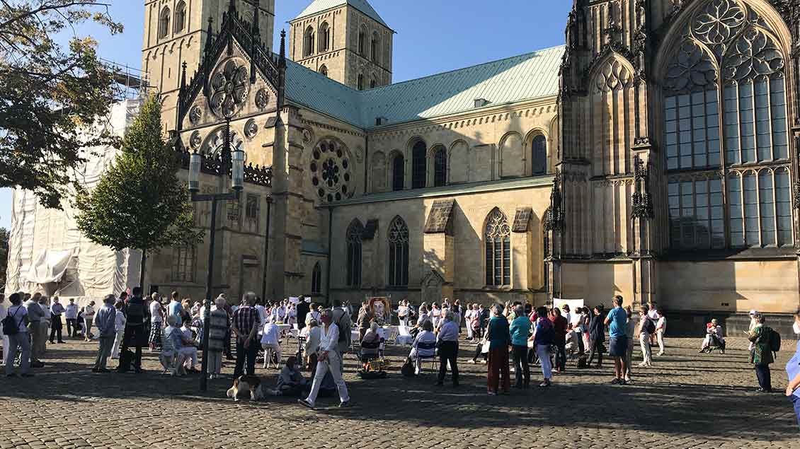 Gottesdienst ganz in Weiß vor dem Münsteraner Dom Foto: Karin Weglage