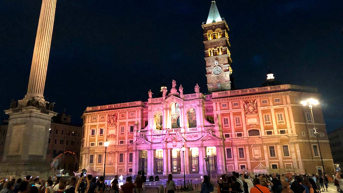 Zum Fest "Maria Schnee" wird die Fassade der römischen Basilika Santa Maria Maggiore festlich farbig beleuchtet. Und dann ... | Foto: Kerstin Thiel-Lunghini 