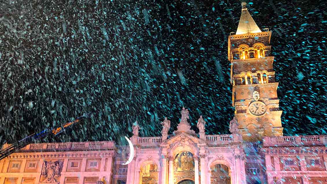 ... dann schneit es tatsächlich, mitten im Sommer vor der Basilika, und sei es mittels einer Schneekanone. | Foto: Kerstin Thiel-Lunghini