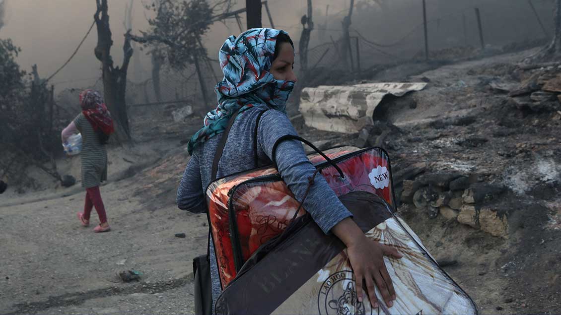 Frau im Flüchtlingslager Moria  Foto: Elias Marcou (Reuters)
