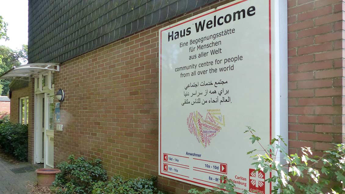Dreisprachiges Willkommen am „Haus Welcome“ der Gemeinde St. Josef Oldenburg. | Foto: Franz Josef Scheeben