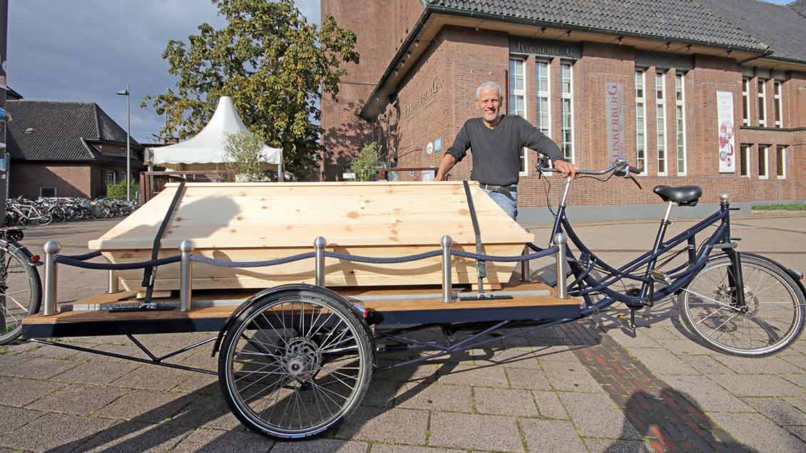 Michael Olsen mit seinem Sarg-Rad Foto: Jörg Nielsen (epd)