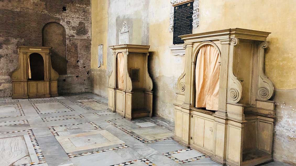 Beichtstühle in der römischen Kirche Santa Sabina. Foto: Markus Nolte