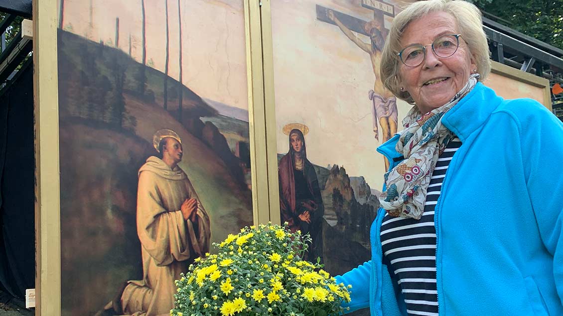 Barbara Schreck hilft sonst ehrenamtlich in der Tecklenburger Kirche St. Michael – diese Saison versieht sie auch Küsterdienste auf der Freilichtbühne. | Foto: Marie-Theres Himstedt
